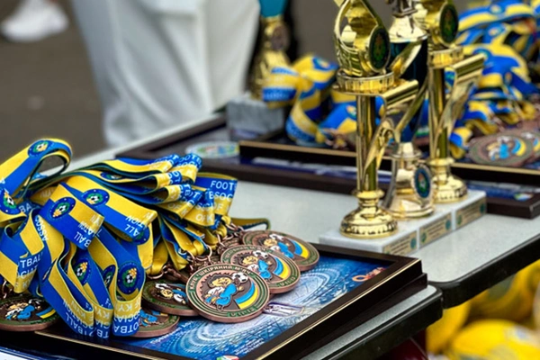 «Шкіряний м’яч» та Шкільна футбольна ліга
